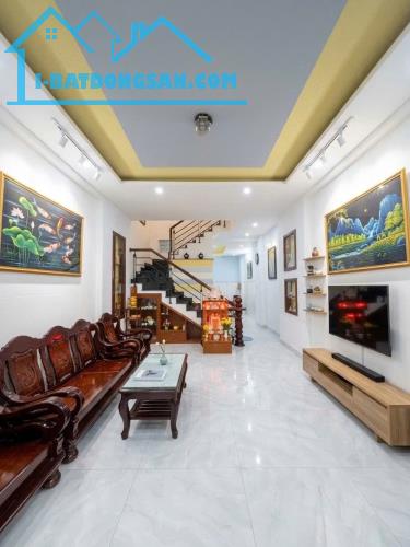 Nhà Tân Bình - Lạc Long Quân, 3 tầng ở ngay - KD, ngang hơn 4m - dài 14m - hơn 8 tỷ.