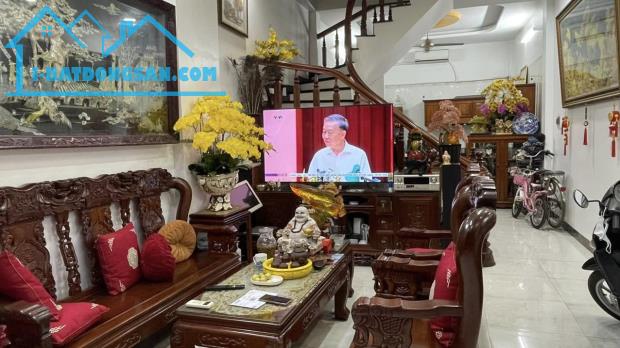 BÁN NHÀ 5 TẦNG PHỐ GIÁP BÁT- HOÀNG MAI, PHÂN LÔ Ô TÔ ĐỖ CỬA, RẤT GẦN MẶT PHỐ.