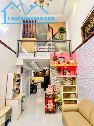 Nhà Tân Bình - Lạc Long Quân, 3 tầng ở ngay - ngang hơn 3m - dài gần 11m - hơn 4 tỷ.