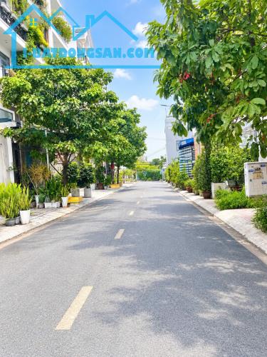 LÔ GÓC 2 MẶT – ĐƯỜNG 8M CÓ VỈA HÈ – GẦN 100M² NGANG 5,6M – SÁT TÔ NGỌC VÂN – 5.3 TỶ