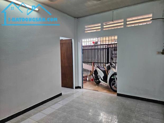 Nhà gấp bán trung tâm QUẬN 10, đường TÔ HIẾN THÀNH, Hẻm xe hơi thẳng thông