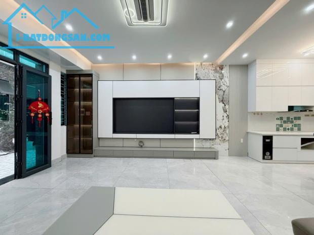 Nhà đẹp ngay Aeon Mall, 45m2*4 tầng: 3 tỷ95, ngõ nông thẳng tắp ngay mặt đường