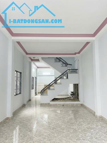 Nhà Tân Phú hiếm bán - Nghiêm Toản, 3 tầng ở ngay - KD, ngang hơn 4m - dài 18m - 10 tỷ.