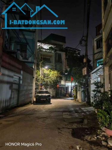 Nhà 9 tỷ 46m ô tô đỗ cửa,Thạch Bàn Long Biên,sổ đỏ đầy đủ