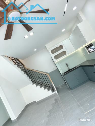 Nhà mới, đẹp căn góc Trịnh Đình Trọng, hẻm 5m sầm uất đủ tiện ích, không lộ giới, 4.X tỷ.
