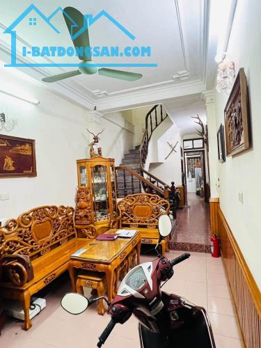 NGHĨA TÂN,CẦU GIẤY,44M x 4 TẦNG-MẶT TIỀN ĐẸP-GARA 7 CHỖ VÀO THOẢI MÁI-DÂN TRÍ CAO