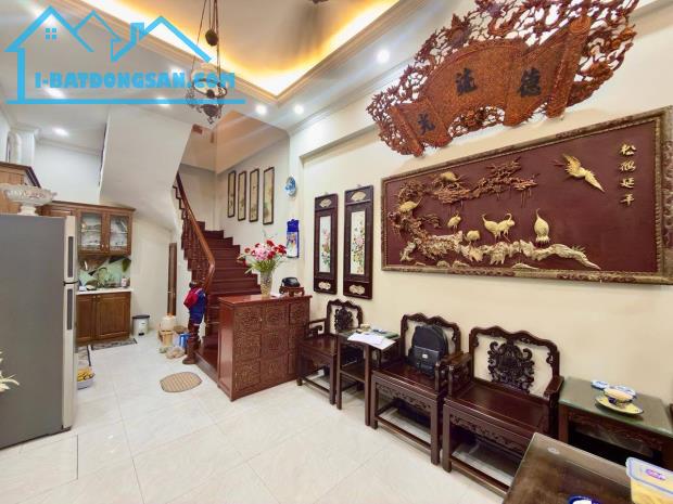 BÁN NHÀ GẦN PHỐ GIÁP BÁT – TRƯƠNG ĐỊNH, NGÕ THÔNG RẤT GẦN ĐƯỜNG Ô TÔ, MẶT TIỀN RỘNG.