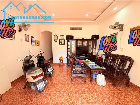 Bán nhà đường Trương Công Định, P8, Vũng Tàu.2 ô tô tránh nhau vị trí ngay trung tâm TP