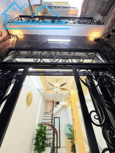 4.9 TỶ – 20M2 – 4 TẦNG – LÔ GÓC – 50M RA PHỐ – BẠCH MAI – HBT – 0985826871
