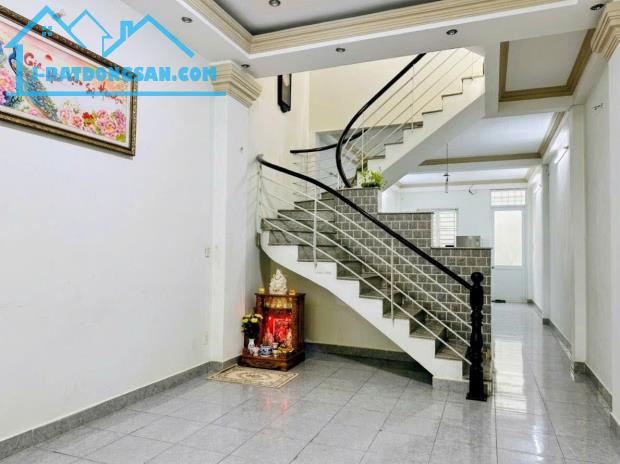 Nhà Tân Bình - Phạm Phú Thứ, 3 tầng ở ngay - CHDV …, ngang hơn 4m - dài 17m – 9 tỷ.