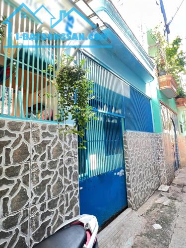 Nhà cấp 4 sát bờ kè hẻm thông Ba Đình P10Q8. 2.98 tỷ