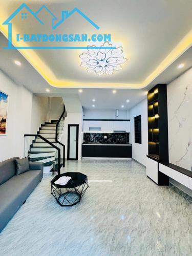 Đình Đông, nhà xây mới 35m2*3 tầng - 2tỷ55, cách mặt đường chỉ 50m, có sân riêng để xe