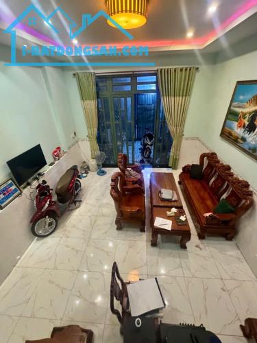 BÁN NHÀ 2 TẦNG GẦN HÀ HUY GIÁP 95M² – KHUÔN ĐẤT NỞ HẬU – HẺM Ô TÔ 8M – GIÁ 5.2 TỶ