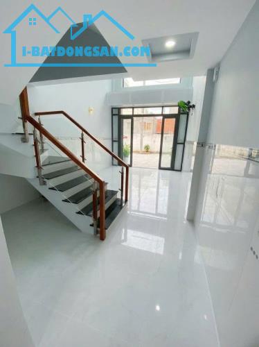 Nhà Tân Bình - Lạc Long Quân, 5 tầng ở ngay - KD - CHDV …, ngang 4m - dài 11m - hơn 10 tỷ