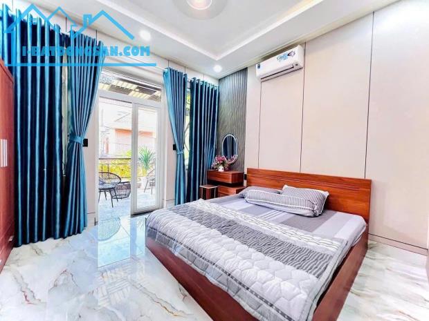 Nhỉnh 17 tỷ có nhà 5 lầu T.máy tặng NT cao cấp HXT 1 trục Nguyễn Oanh 105m2(5x21) gần chợ.