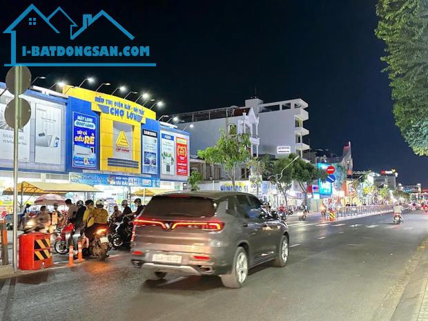 Bán nhà KD đa ngành ngay ĐH Công Nghiệp ngang 18.5m lô góc đẹp 3 lầu HXH tránh 16.8 tỷ.