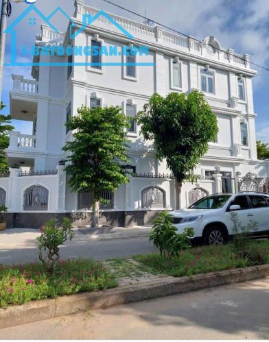Cần bán biệt thự góc 2 mặt tiền,vị trí đẹp, không gian thoáng mát dt 8m x20m