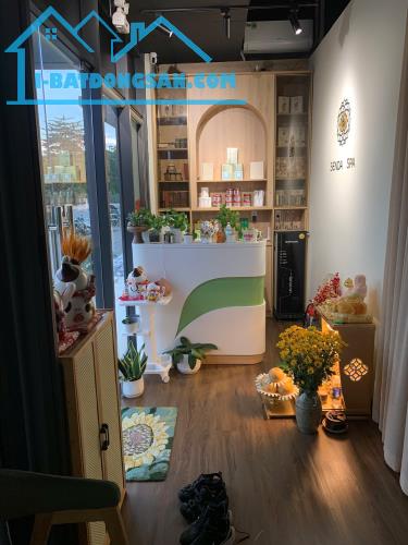 Chính chủ cần bán shophouse ngang 8m ngay Vinhomes Grand Park có thu nhập ngay chỉ 12 tỷ.