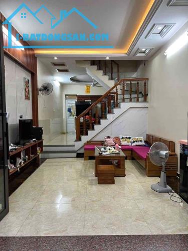 Phân lô Hoàng Quý - Tô Hiệu 45m2*4 tầng - 3tỷ5, sân trước nhà rộng 4m có cổng khoá riêng.