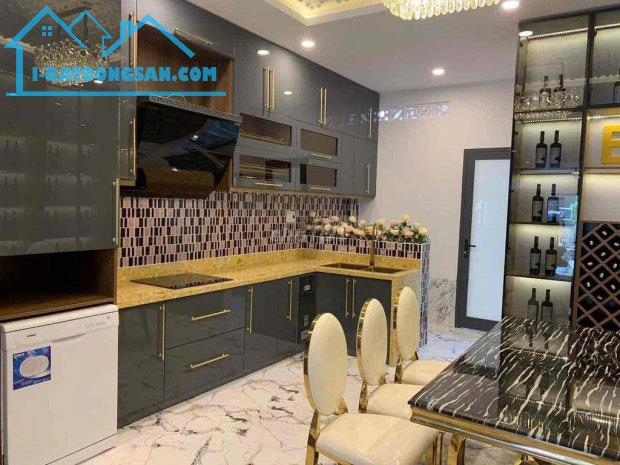 *Bán nhà đẹp, 4 tầng, đường Nguyễn Dữ, trung tâm thành phố, dt 80m2, giá 8,8 Tỷ