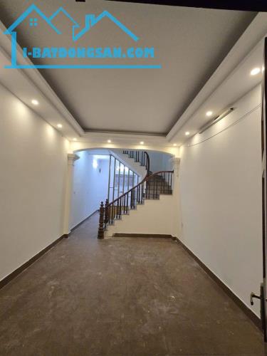 Bán nhà Phạm Ngọc Thạch 46m2, 4T, MT4.1m ô tô đỗ cổng quanh 12 tỷ hiếm Đống Đa