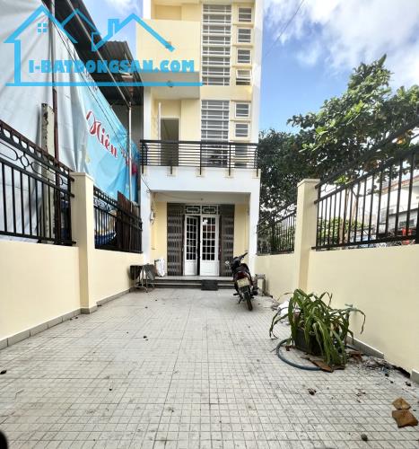 Bán nhà mặt tiền đường 14m ngay cầu Bình Triệu QL13, 122m2, 4 tầng 5PN, sân rộng, 15 tỷ