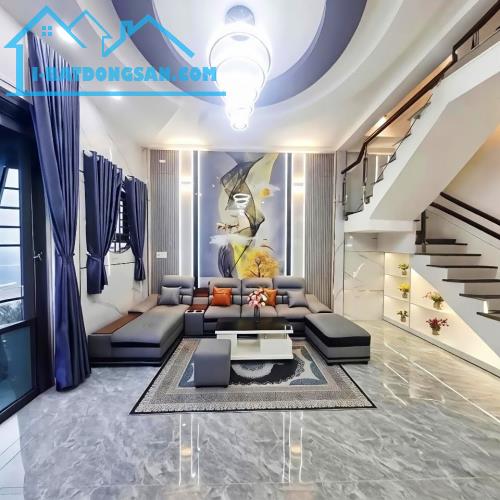Bán nhà Phố Trần Nguyên Hãn, ngõ ba gác, sân cổng riêng, 62m2, 4 tầng, 2.9 tỷ