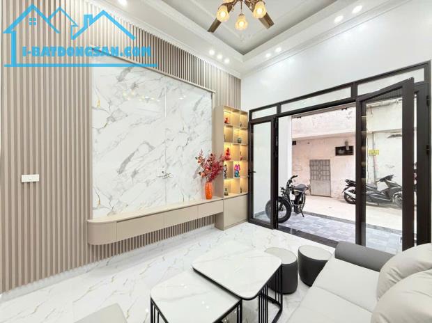 NHÀ ĐẸP PHỐ HOÀNG QUÝ – TÔ HIỆU hơn 40m2*3,5 tầng: 3tỷ2, SÂN CỔNG RIÊNG, ngõ hơn 3m, tặng