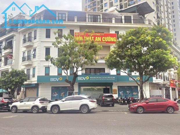 Lô Góc mặt phố Hồng Tiến 130 tỷ 225m mặt tiền 27m,Long Biên