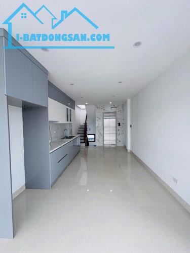 6 TẦNG THANG MÁY KIM GIANG – MẶT NGÕ THÔNG – CÁCH CHỢ QUANG 100M GIÁ 12.3 TỶ