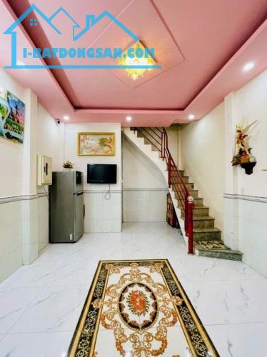 Nhà Tân Phú ngay Lũy Bán Bích - Cách Mạng, 3 tầng ở ngay - ngang 4m - 63m2 – hơn 3 tỷ.