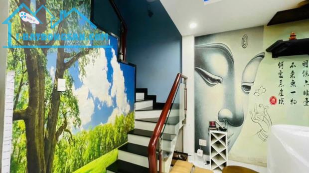 Bán nhà riêng 5 tầng, diện tích 40m² ngay trung tâm Phú Nhuận, an ninh tốt, giá hấp dẫn