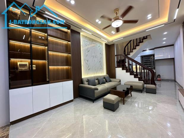 BÁN NHÀ MỚI 6 TẦNG NỘI THẤT ĐẸP, RẤT GẦN ĐƯỜNG Ô TÔ, PHỐ THÁI THỊNH – ĐỐNG ĐA.