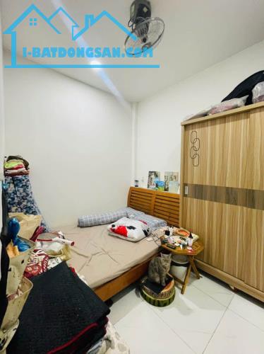 Căn nhà 4 tầng _ Lạc Long Quân _ Có 4 phòng ngủ _ Giá 4.65 tỷ