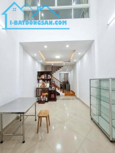 Nhà MT Tân Phú - Huỳnh Thiện Lộc, 2 tầng ở ngay - ngang gần 4m - dài 14m - hơn 10 tỷ.