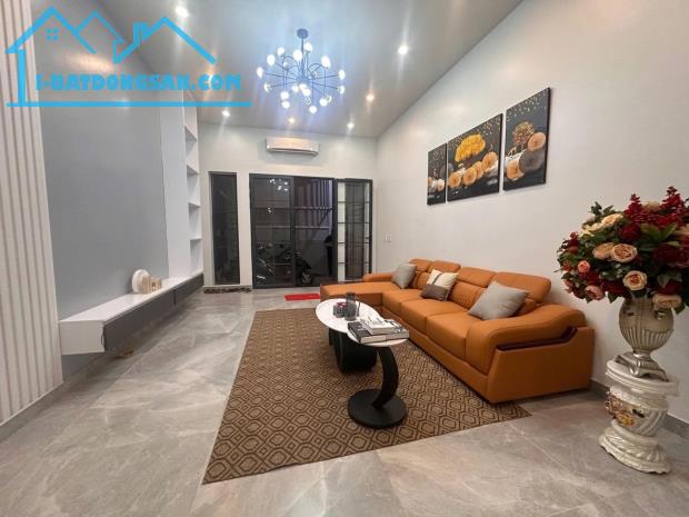 NHÀ ĐẸPHỒ SEN CÓ SÂN CỔNG RIÊNG – Ô TÔ ĐỖ CÁCH NHÀ 15M, 4 TẦNG , 60M,CHỈ 4.05 TỶ