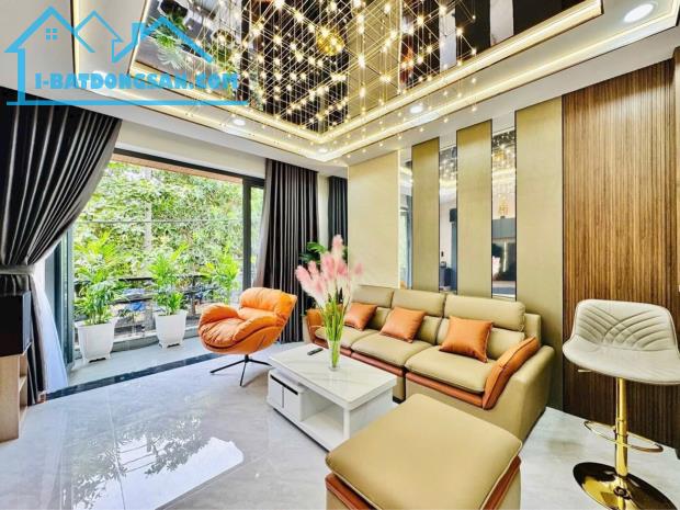 Siêu phẩm nhà phố, mặt tiền Tân Sơn. 7 tầng full nội thất 84m2 chỉ 19,8 tỷ.