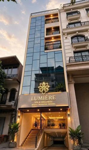Mặt phố Tô Ngọc Vân 137m2, 7T thang máy, MT7 view Hồ Tây kinh doanh giá 96 tỷ