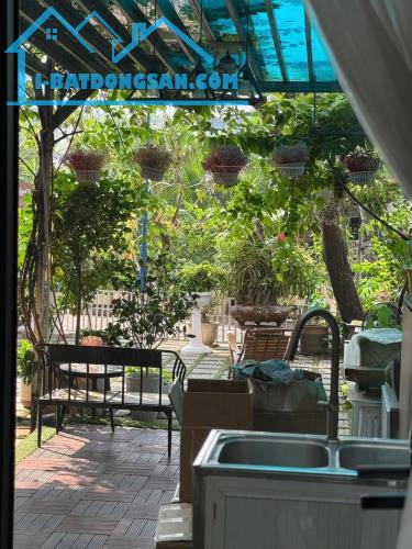 NHÀ VƯỜN VIEW SÔNG QUẬN 7 – 106M² – SÂN RỘNG ĐẬU 2 Ô TÔ – GIÁ 8.7 TỶ TL