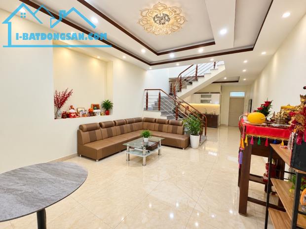 Nhà 2 tầng phân lô Văn Cao 98m², đất nở hậu, đường 8m vỉa hè, giá 4,95 tỷ