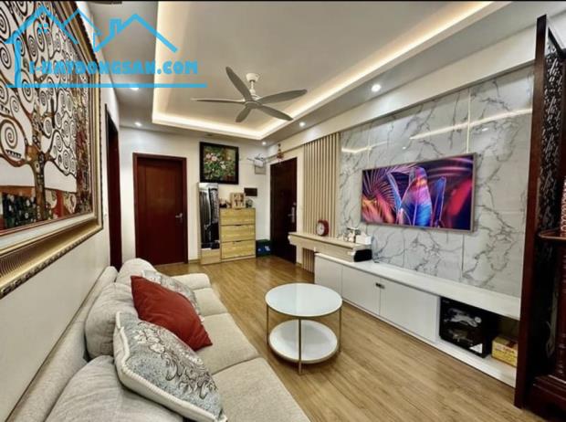 Ông bà em muốn bán căn hộ 2 ngủ chung cư Green Stars đường Phạm Văn Đồng.