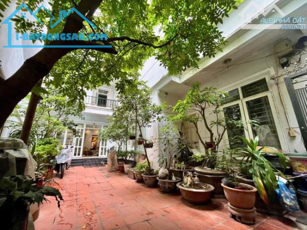 BIỆT THỰ VƯỜN PHỐ QUAN HOA CẦU GIẤY, CHỈ HƠN 100 TRIỆU/M, 176M SỔ ĐỎ, GIÁ 31,9 TỶ