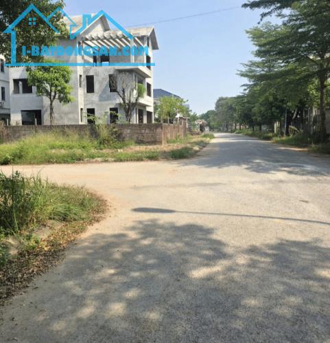 Đất KĐT Hà Phong lô Góc Kinh Doanh vỉa hè. + DT: 120m mặt tiền 10m và 9m + Phù hợp mua đầu
