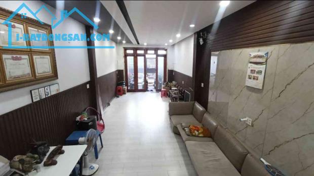 Chủ bán gấp , nhà 4 tầng , vị trí kinh doanh thuận lợi