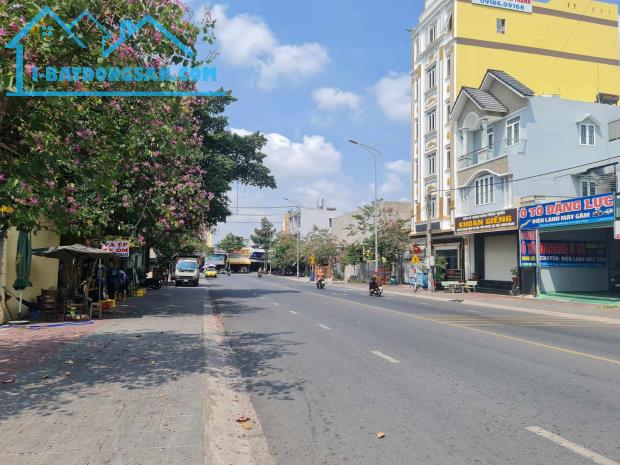 Giảm 3 tỷ , Bán Khách Sạn , Mặt Tiền , gần Go Dĩ An , 124m2 , 5 tầng , Lh @939.208.616