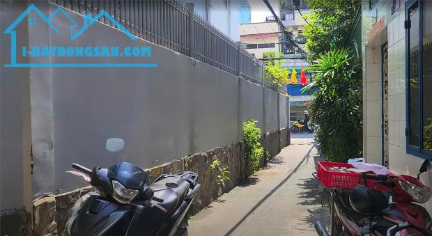 LÔ GÓC 3 MẶT TIỀN – 74M² (4,3x17M) – NHÀ CẤP 4 TIỆN XÂY MỚI – CHỈ NHỈNH 6 TỶ – 10M RA MẶT