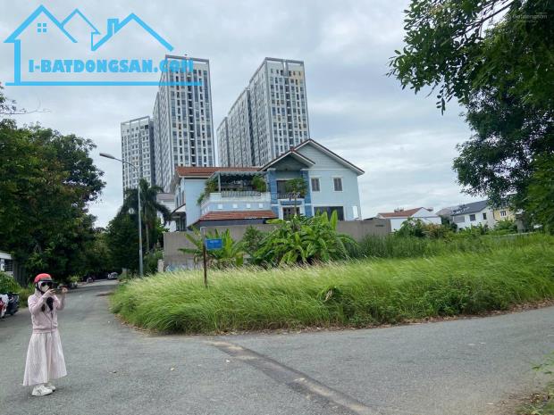 Nhà phố liền kề diện tích 180m2 không gian sống rộng mở tại KDC 13E Làng Việt Kiều