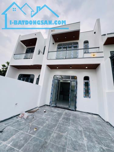 Gia đình chuyển công việc về Hà Nội cần bán lại căn nhà trệt lầu ngay ngã tư Tân Triều