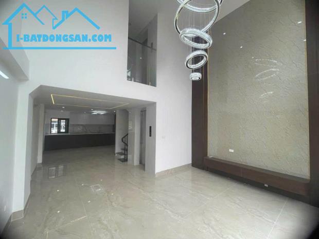 Nhà Lạc Long Quân 7 tầng có thang máy ô tô vào nhà