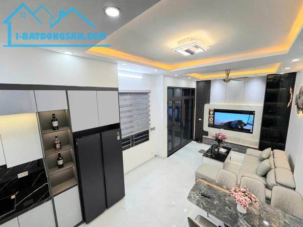 Siêu phẩm đường Giáp Bát 38m2, 5 tầng đẹp long lanh lô góc tặng full nội thất giá 9.9 tỷ